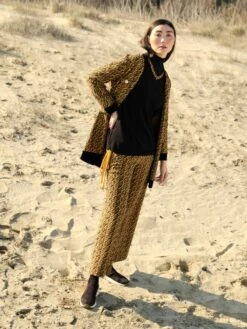 Lounge Set ZAFFERANO Mit Velourhose Schwarz-gelb Von Chiara Fiorini 6 Lounge Set ZAFFERANO Mit Velourhose Schwarz-gelb Von Chiara Fiorini -Femina Verkauf hausanzug kuschel baumwolle velour saffron nero cf1317 chiara fiorini 2