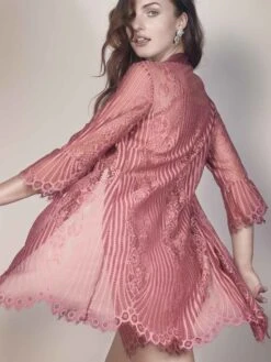 Spitze Morgenmantel JOSEPHINE Von Escora -Femina Verkauf morgenmantel spitze altrosa 1709 e264 771 josephine escora 1 1