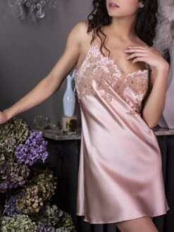 Stretchseide Nachthemd NINA Mit Spitze Marjolaine 22 Stretchseide Nachthemd NINA Mit Spitze Marjolaine -Femina Verkauf nachthemd nina boudoir nude 4nin0101 marjolaine 2 1 1 1