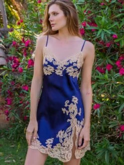 100% Seide Neglige MARJOLIE No. 3 Mit Spitze Marjolaine 24 100% Seide Neglige MARJOLIE No. 3 Mit Spitze Marjolaine -Femina Verkauf neglige seide dunkelblau nude marjolie 3mar0105 3665 marjolaine 7 1 1