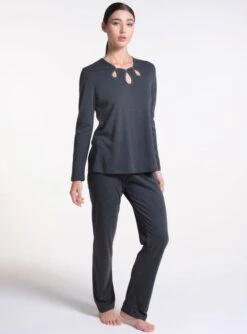 Soft Cotton Pyjama WKND No. 13 Anthrazit Von Verdiani 9 Soft Cotton Pyjama WKND No. 13 Anthrazit Von Verdiani -Femina Verkauf pyjama bio baumwolle anthrazit 3814 weekend verdiani