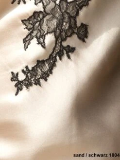 100% Seide Neglige FLAVIA Kurz Mit Caudry Spitze Von Marjolaine -Femina Verkauf seide baccarat sand schwarz 1804 marjolaine 1 1