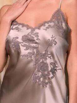100% Seide Nachtkleid GEMMA No. 5 Mit Spitze Marjolaine -Femina Verkauf seide neglige gemma mittellang 3gem6110 taupe marjolaine 2 1