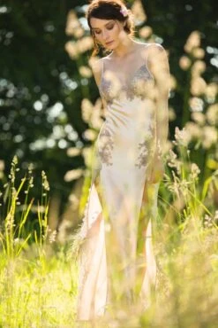 Langes Seidennegligé CAPRICE Mit Spitze Marjolaine -Femina Verkauf seide neglige lang cap3001 puder asche marjolaine 1