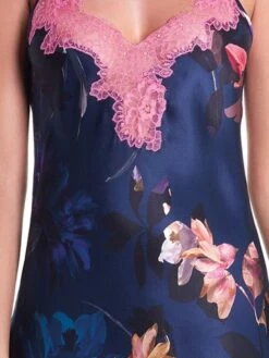 Langes Seidennegligé WINTER GARDEN Von Luna Di Seta -Femina Verkauf seide neglige winter garden vlst60548 dunkelblau blumen luna di seta 2 1