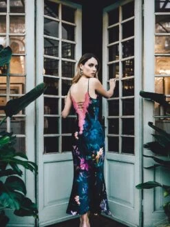 Langes Seidennegligé WINTER GARDEN Von Luna Di Seta -Femina Verkauf seide neglige winter garden vlst60548 dunkelblau blumen luna di seta 3 1